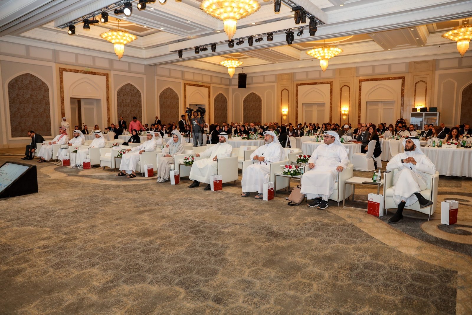 الحضور في القاعة خلال اجتماع الجمعية العمومية والمؤتمر لفرع معهد Ciarb في قطر