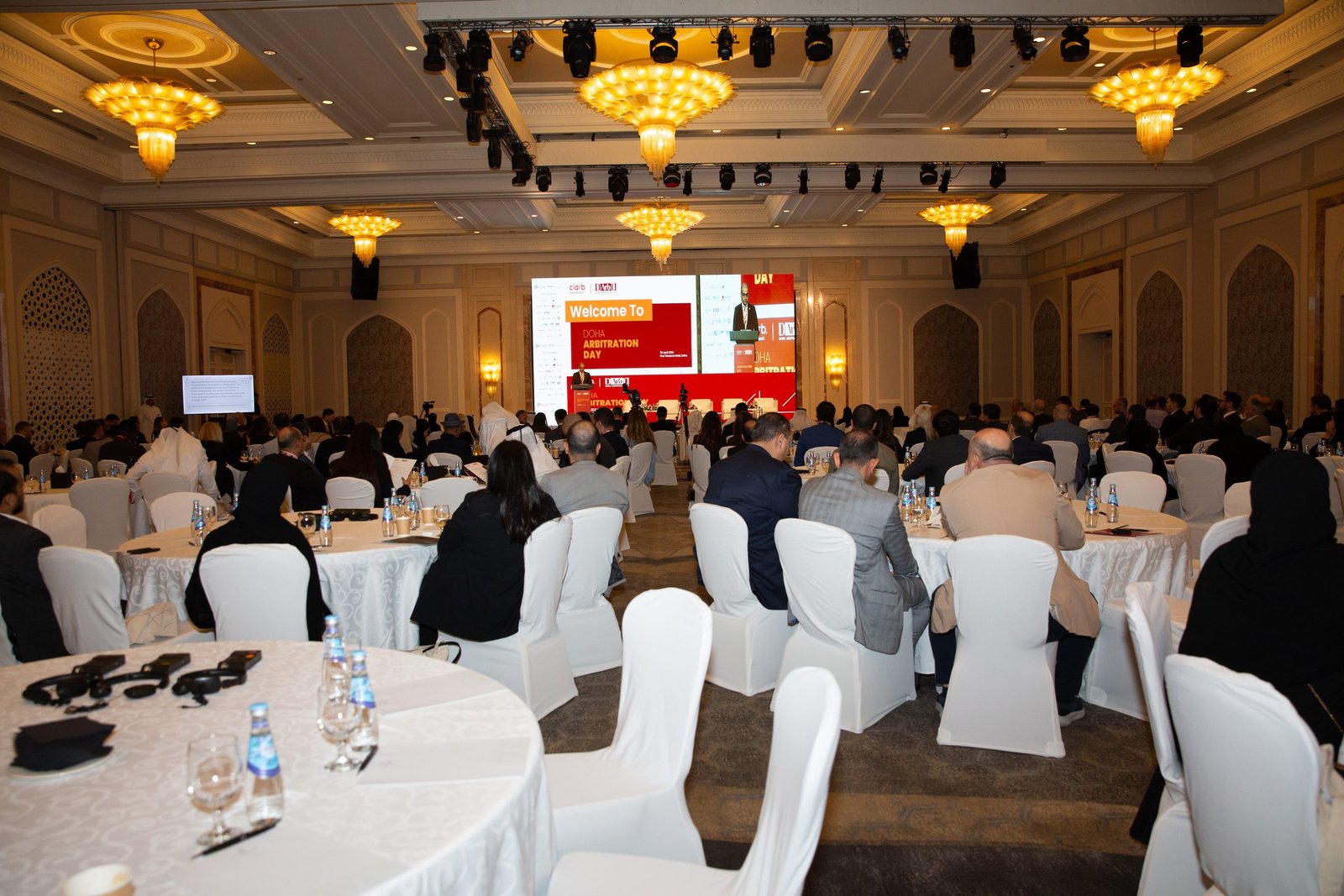 قاعة المؤتمر خلال إحدى الجلسات في يوم الدوحة الأول للتحكيم